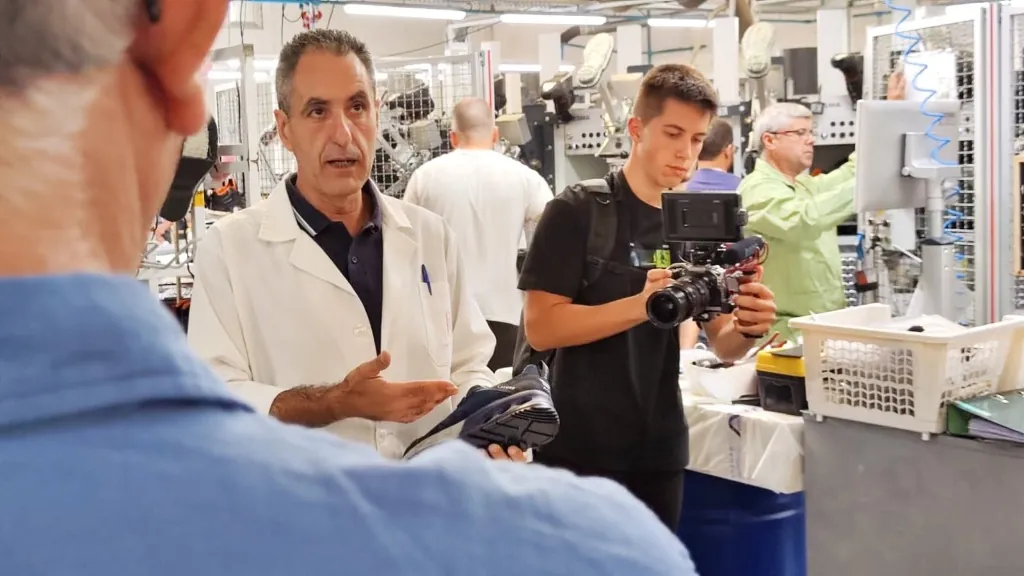 Apresentação técnica e sessão de formação de engenharia na unidade fabril