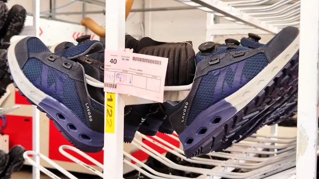 Pormenor do modelo Stratos da Lavoro com sistema de aperto rápido e sola de alta performance